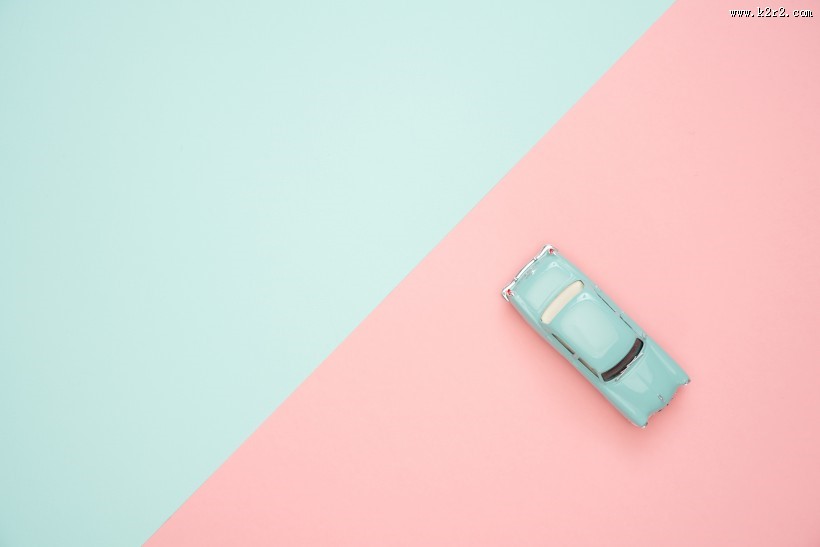 粉蓝背景的物品特写图片