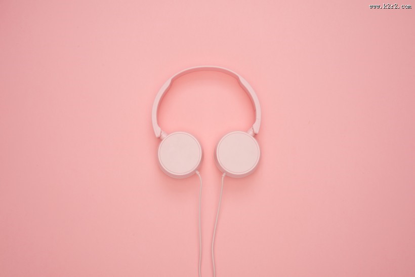 粉蓝背景的物品特写图片