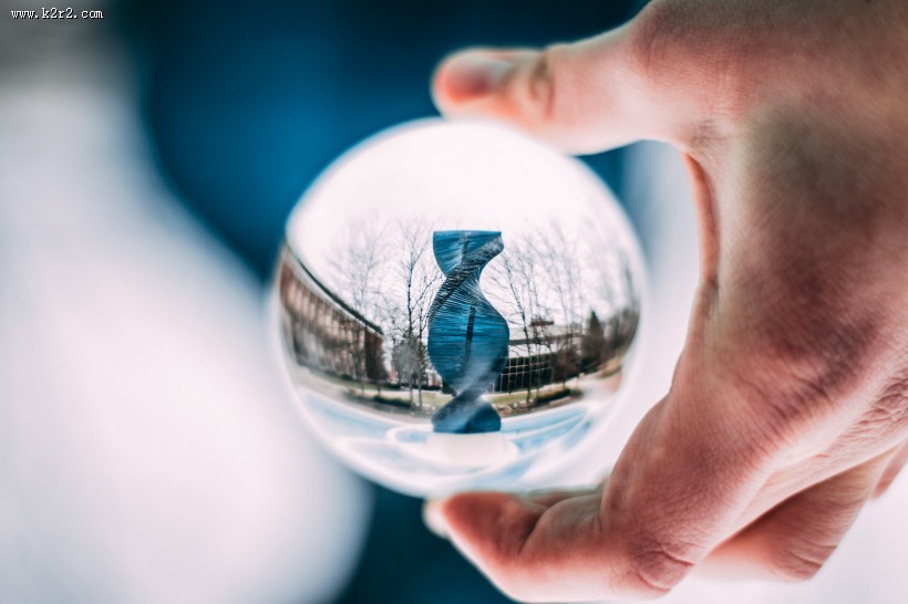 手拿透明玻璃球的图片大全