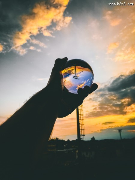 手拿透明玻璃球的图片大全