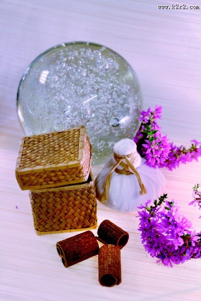 光滑透明的水晶球图片