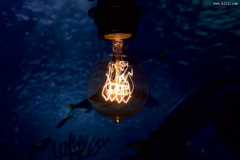 点亮的灯泡图片