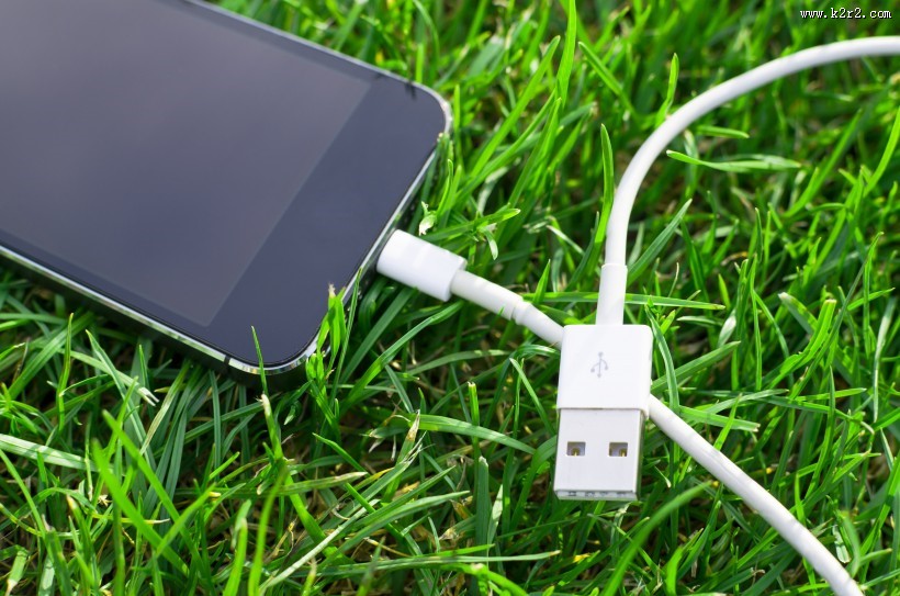 草地上的手机图片