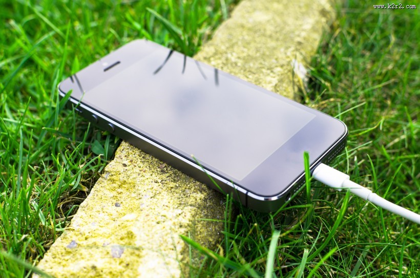 草地上的手机图片