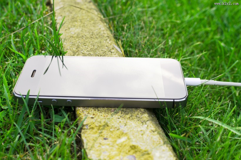 草地上的手机图片