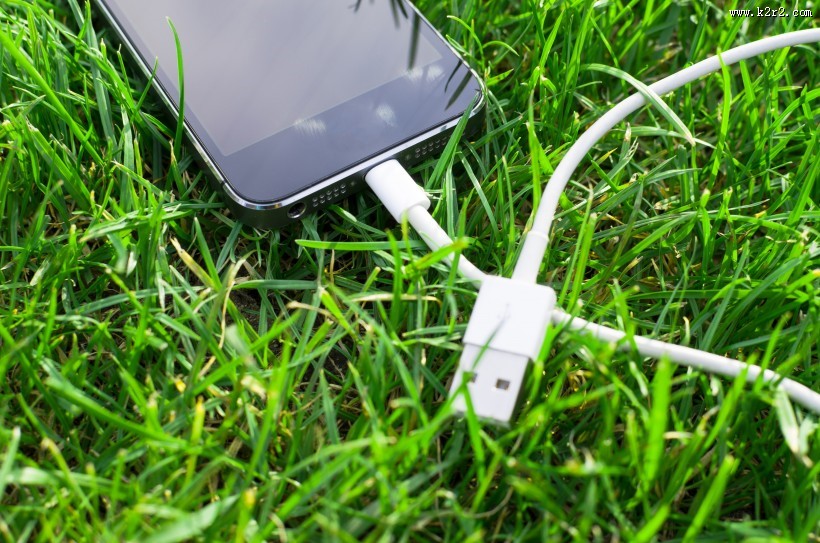 草地上的手机图片