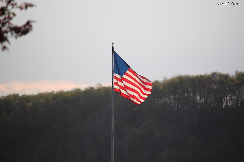 随风飘扬的美国国旗图片