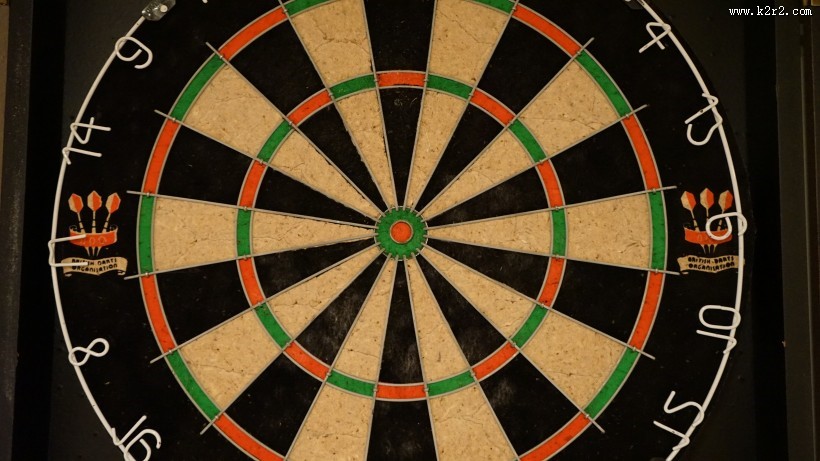 飞镖与飞镖盘图片