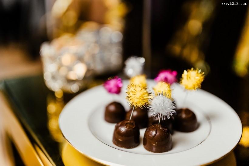 新年派对上的装饰和酒水图片