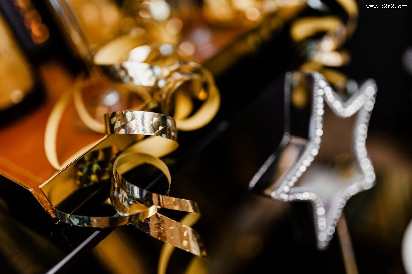 新年派对上的装饰和酒水图片