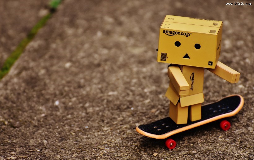 滑板上的纸箱人图片