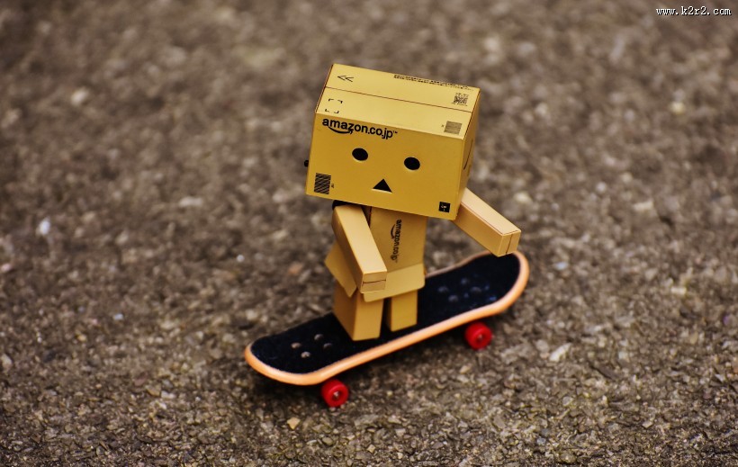 滑板上的纸箱人图片