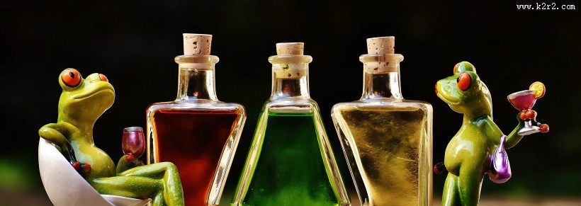 青蛙玩具与鸡尾酒放在一起图片