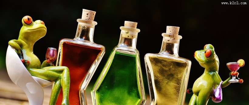 青蛙玩具与鸡尾酒放在一起图片