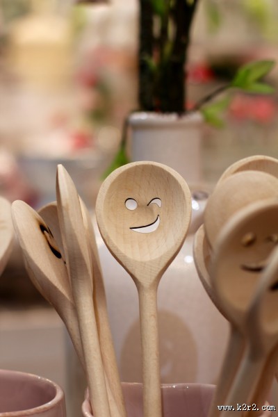 放着调料的木勺图片