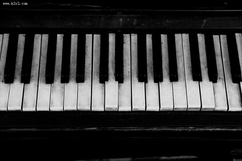 钢琴的黑白键盘图片