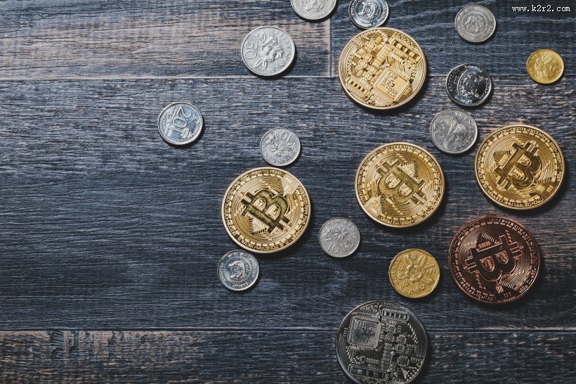 虚拟货币和硬币还有信用卡放在一起图片