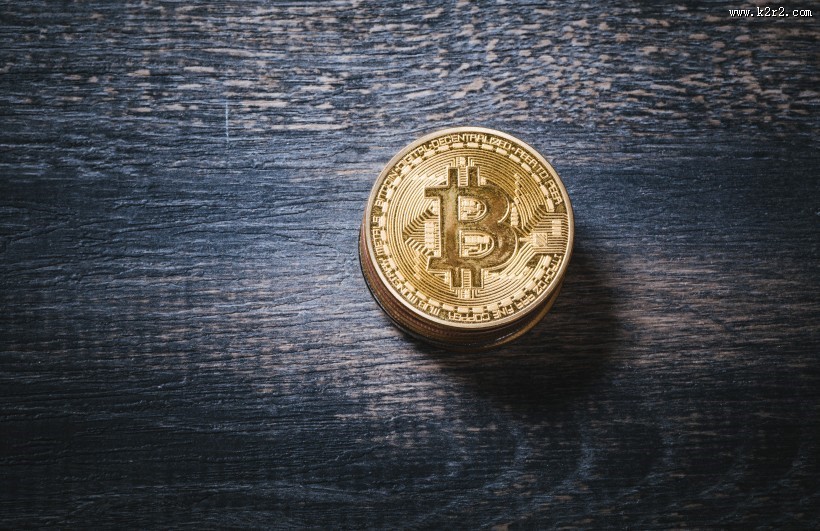 虚拟货币和硬币还有信用卡放在一起图片