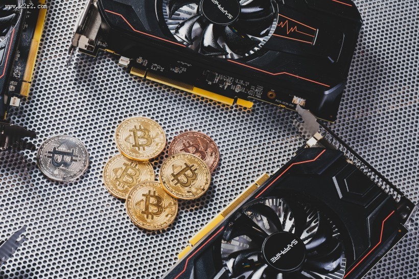 虚拟货币和图形板放在一起图片