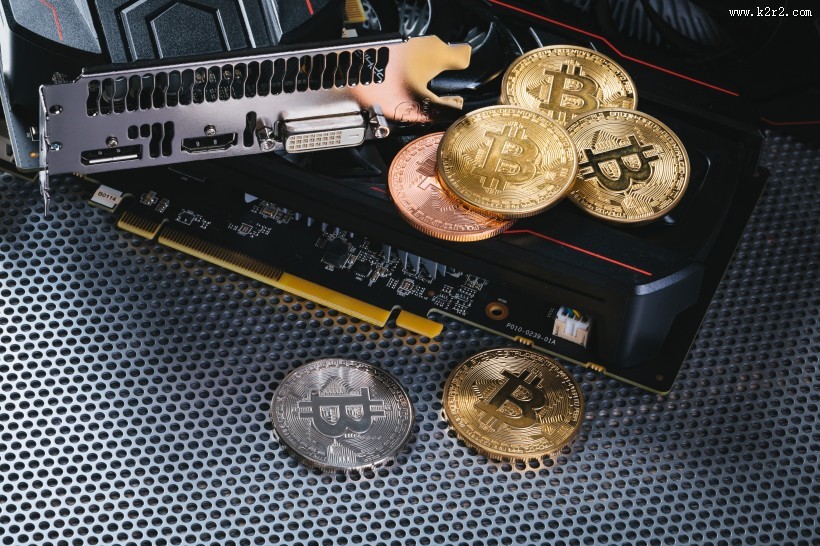 虚拟货币和图形板放在一起图片