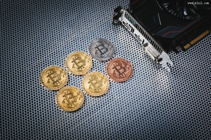 虚拟货币和图形板放在一起图片