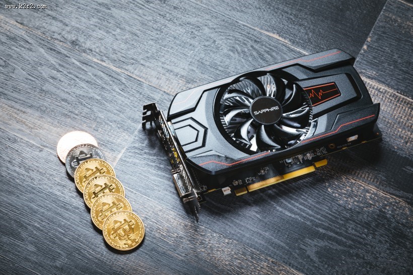 虚拟货币和图形板放在一起图片