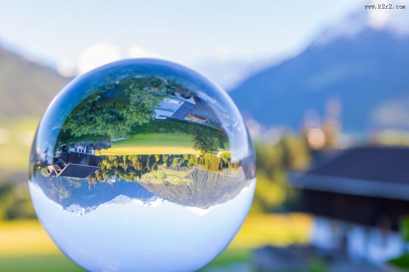 光滑漂亮的水晶球图片