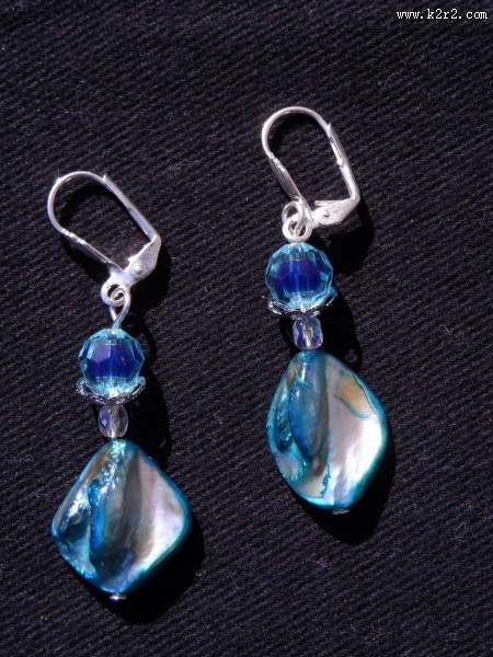 一对精致的耳环图片