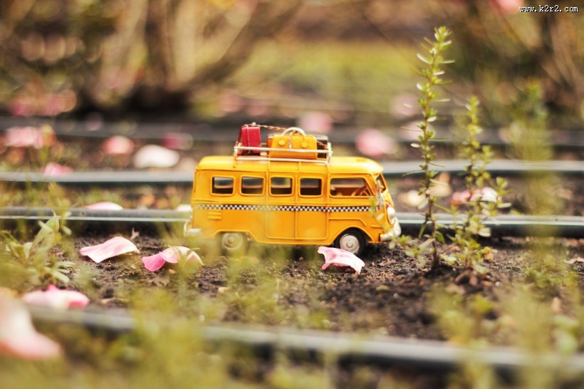 黄色大巴车模型图片