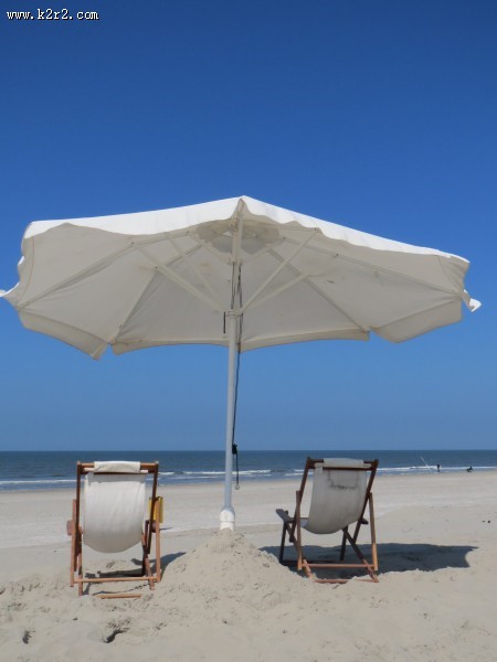 海滩上的太阳伞图片