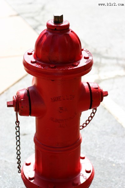 路面上的消防栓图片