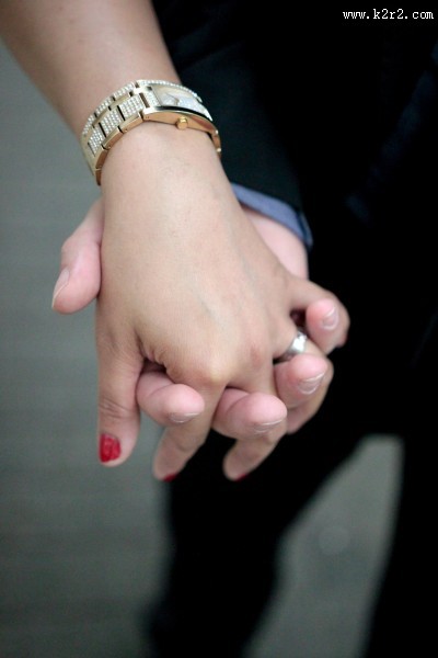 带着结婚戒指的手图片