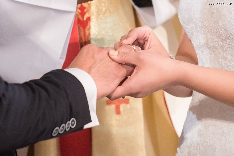 带着结婚戒指的手图片