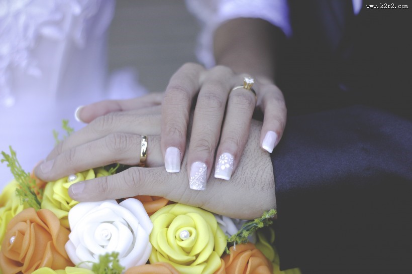 带着结婚戒指的手图片