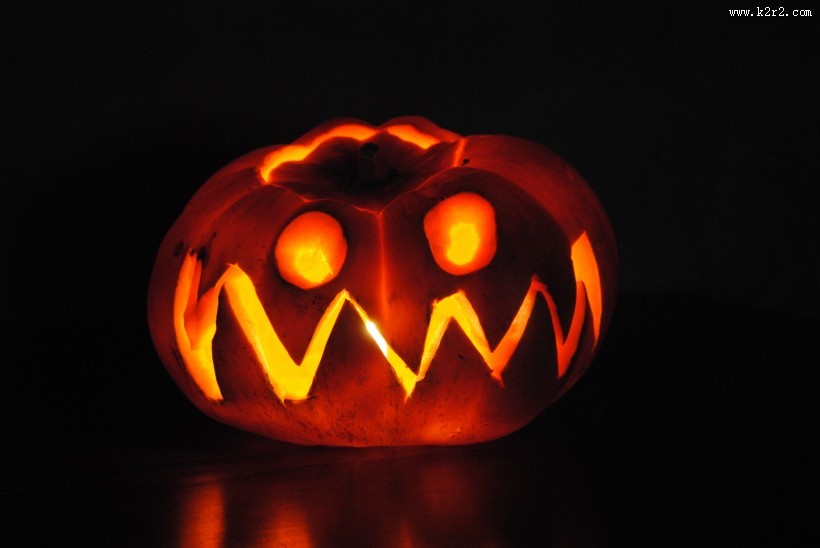 夜晚中的南瓜灯图片