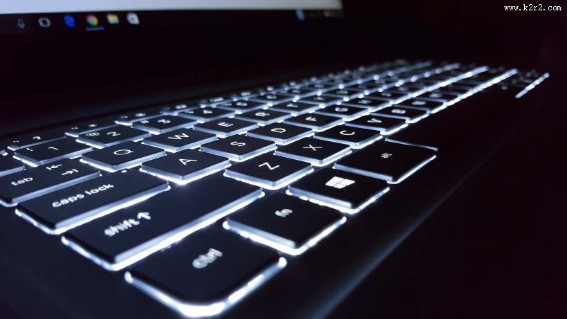 放在桌上的笔记本电脑图片