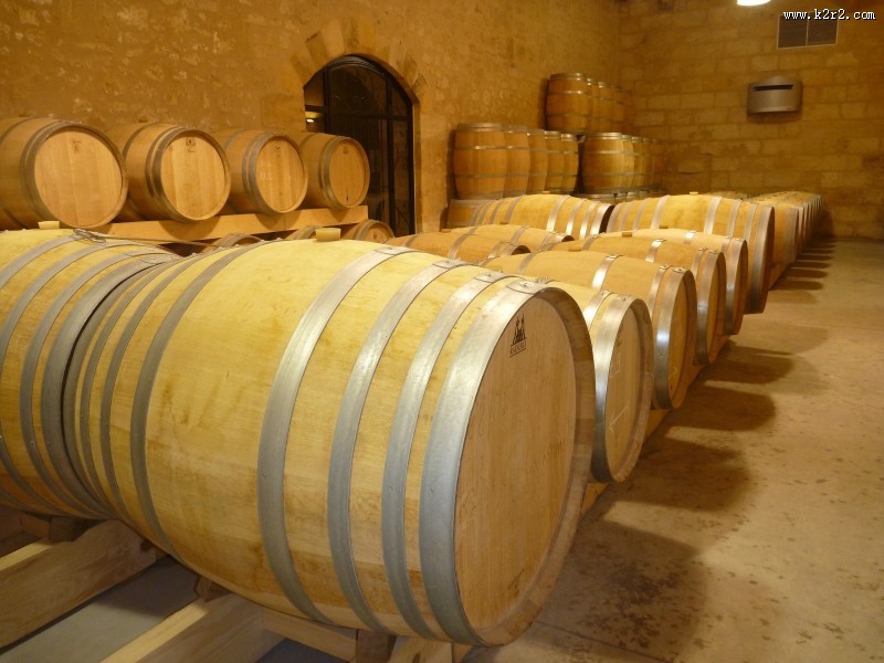 结实的红酒桶图片