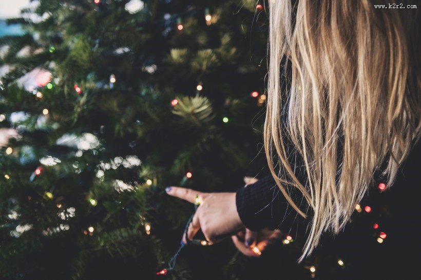 装饰圣诞树的女孩图片
