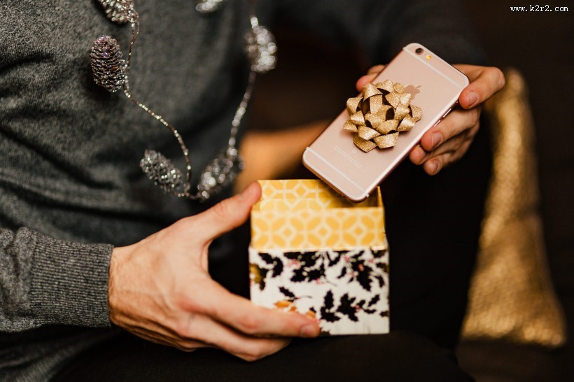 收到圣诞节礼物的男人图片