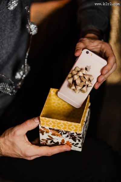 收到圣诞节礼物的男人图片