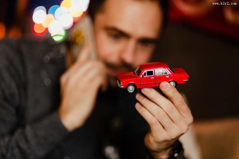 收到圣诞节礼物的男人图片