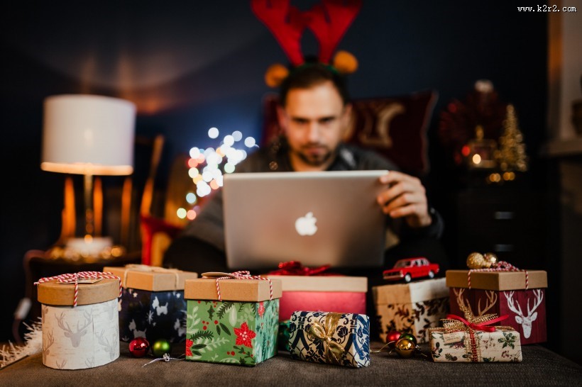 收到圣诞节礼物的男人图片