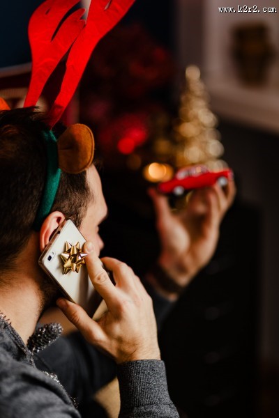 收到圣诞节礼物的男人图片