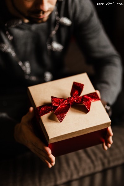 收到圣诞节礼物的男人图片