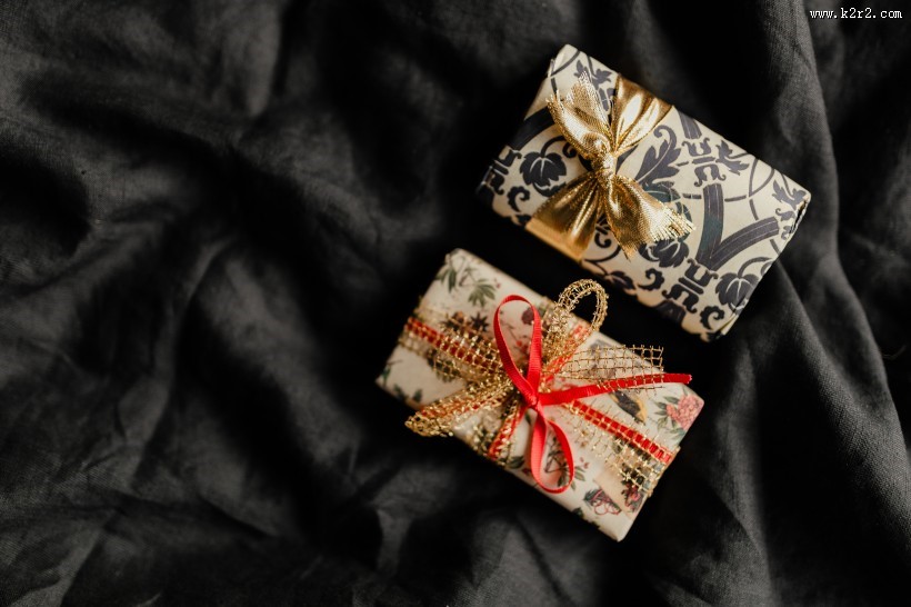 床上的圣诞礼物图片