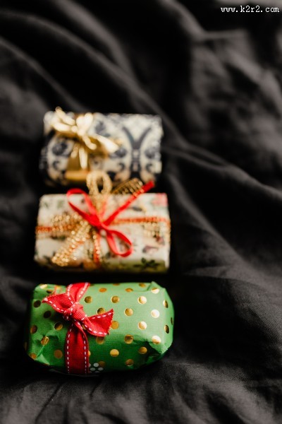 床上的圣诞礼物图片