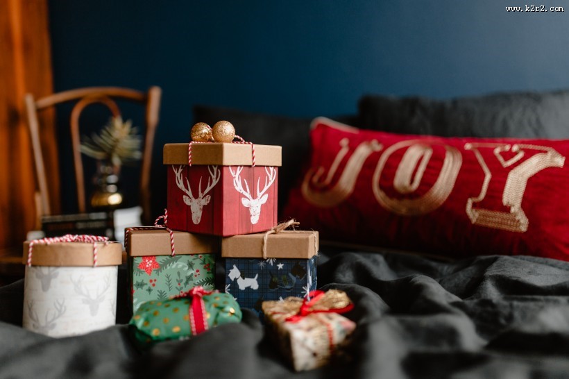 床上的圣诞礼物图片