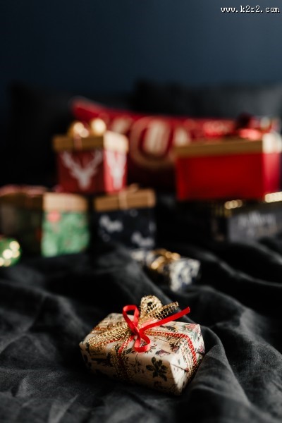 床上的圣诞礼物图片