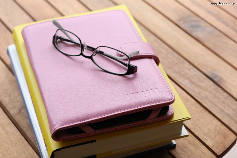 摆在书本上的眼镜图片大全