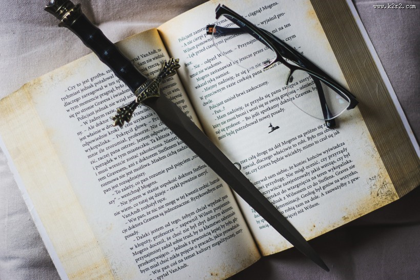 摆在书本上的眼镜图片大全